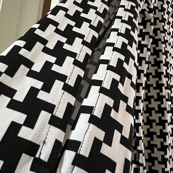 Black and white blouse in GUC - Picture 3 of 5